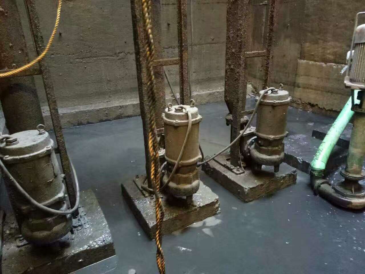 新兴污水池清理