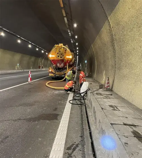 新兴隧道排水渠清淤